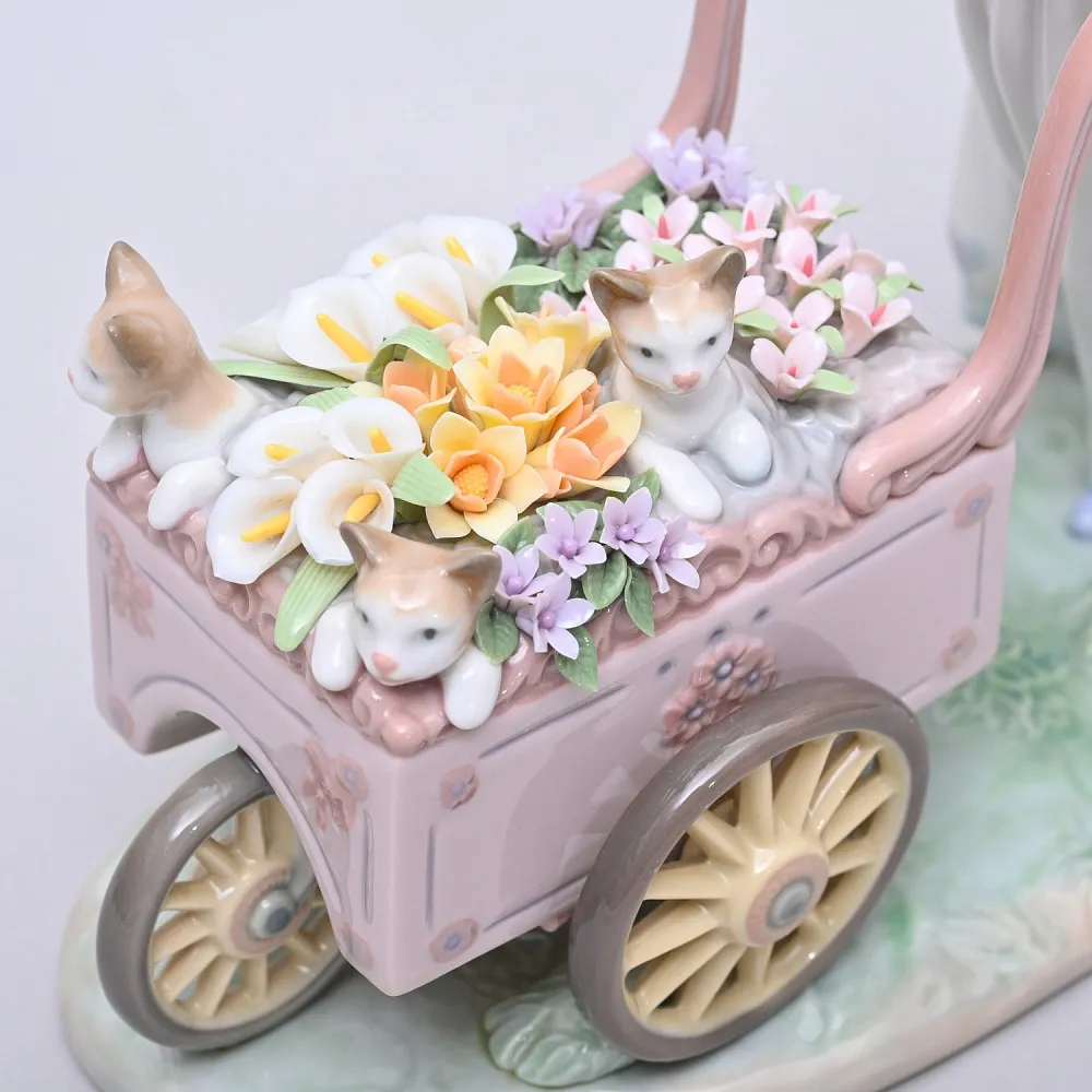 Авторская Фарфоровая статуэтка «Девочка с тележкой цветов и котятами», Lladro Испания.