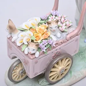 Авторская Фарфоровая статуэтка «Девочка с тележкой цветов и котятами», Lladro Испания.