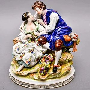 Антикварная Фарфоровая статуэтка «Влюбленные», VOLKSTEDTER Германия, конец ХIX - начало ХХ века.