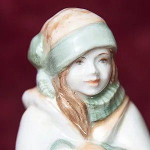 Авторская Коллекционная Фарфоровая Статуэтка «Девочка на Снежном Коме», Дулёво Россия.