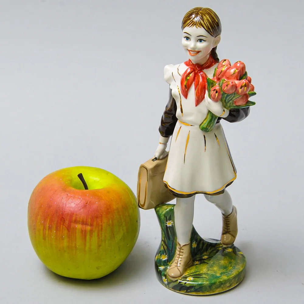 Авторская Коллекционная Фарфоровая Статуэтка «Школьница - Пионерка с букетом тюльпанов», Россия.