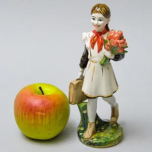 Авторская Коллекционная Фарфоровая Статуэтка «Школьница - Пионерка с букетом тюльпанов», Россия.