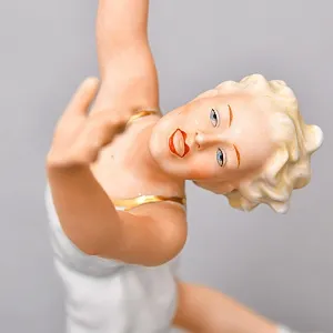 Коллекционная Фарфоровая статуэтка «Девушка Волейболистка», Schau Bach Kunst Германия, 1953 - 1958 годы. 