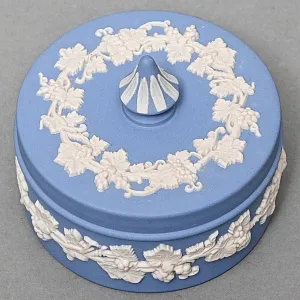 Шкатулка - Бонбоньерка «Виноградная лоза», фарфор ВЕДЖВУД / WEDGWOOD, Англия, вторая половина ХХ века.