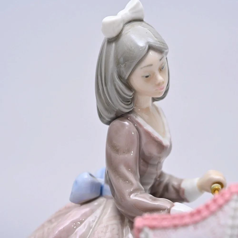Коллекционная Фарфоровая статуэтка «Девочка с кружевным зонтиком. Джулия», Lladro Испания.