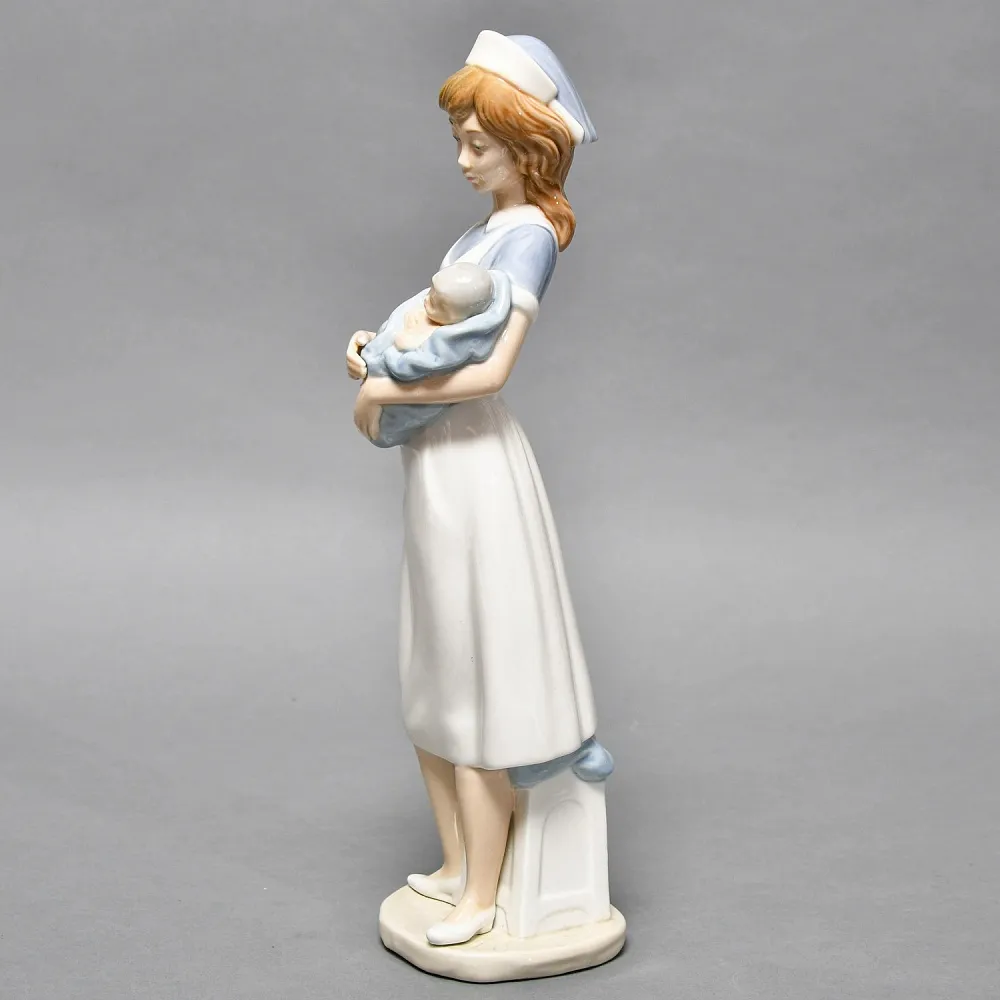Коллекционная Фарфоровая статуэтка «Медсестра с младенцем», NAO by Lladro Испания.