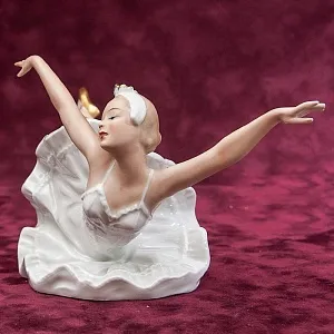 Фарфоровая статуэтка «Балерина, Танец - Лебединое озеро»,  ВАЛЕНДОРФ / WALLENDORF  Германия.