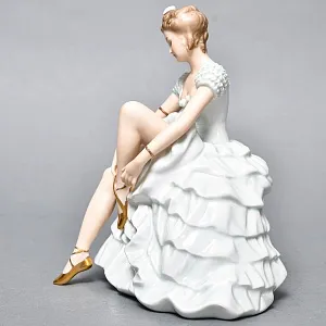 Коллекционная Фарфоровая Статуэтка «Балерина, завязывающая пуанты», WALLENDORF Германия.