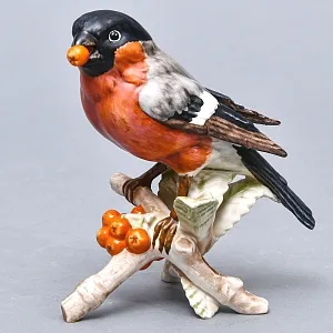 Коллекционная Фарфоровая Статуэтка «Птица - Снегирь с Рябиной», Goebel Германия -1979 год.