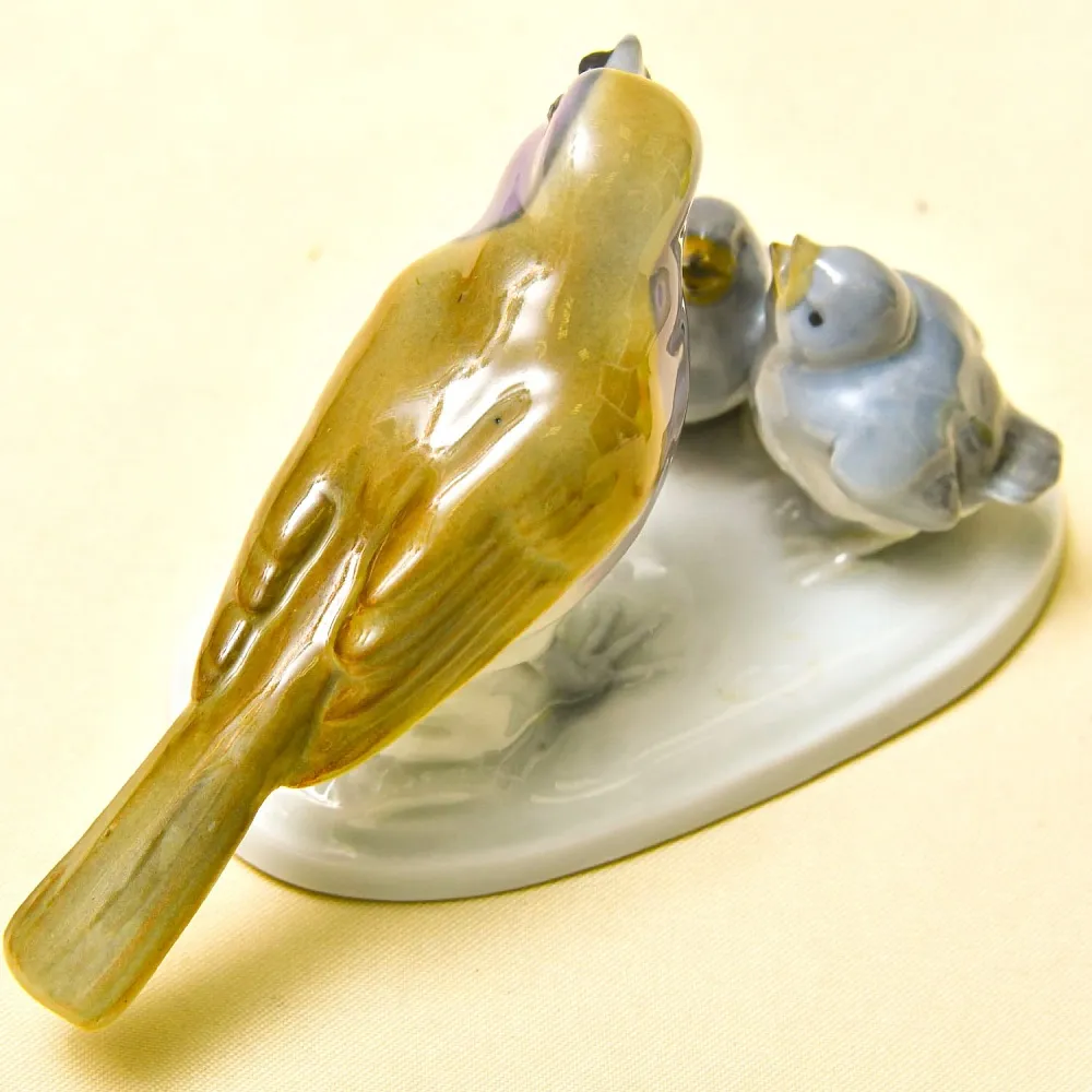 Антикварная Фарфоровая статуэтка «Птица кормит птенцов», Pfeffer Gotta Германия 1882 -1934 год.