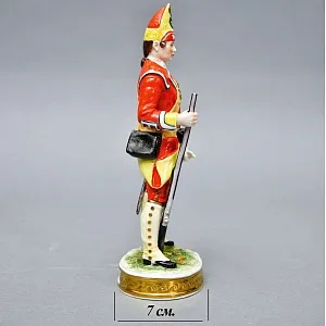 Фарфоровая Cтатуэтка «Солдаты Британской Армии. 27-й пехотный полк», RUDOLF KAMMER Германия. 