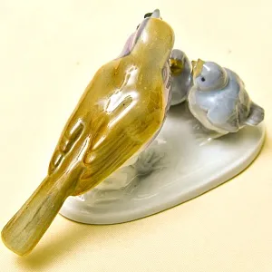 Антикварная Фарфоровая статуэтка «Птица кормит птенцов», Pfeffer Gotta Германия 1882 -1934 год.