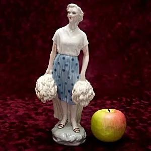 Редкость!!!  Фарфоровая Статуэтка «Девушка со снопами» Рижский ФЗ - CCCР -1956 год.
