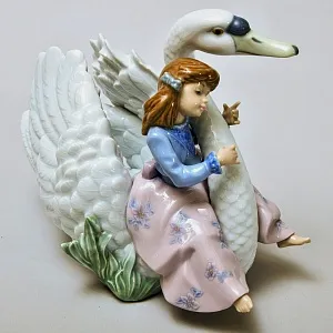 Коллекционная Фарфоровая Статуэтка «Девочка и лебедь», Lladro Испания - 1990 год.