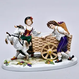 Коллекционная Фарфоровая статуэтка «Сбор винограда», Германия - вторая половина ХХ века. 