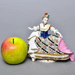 Антикварная статуэтка «Дама - Королевский прием», Фарфор SITZENDORF Германия, 1884 - 1902 годы.