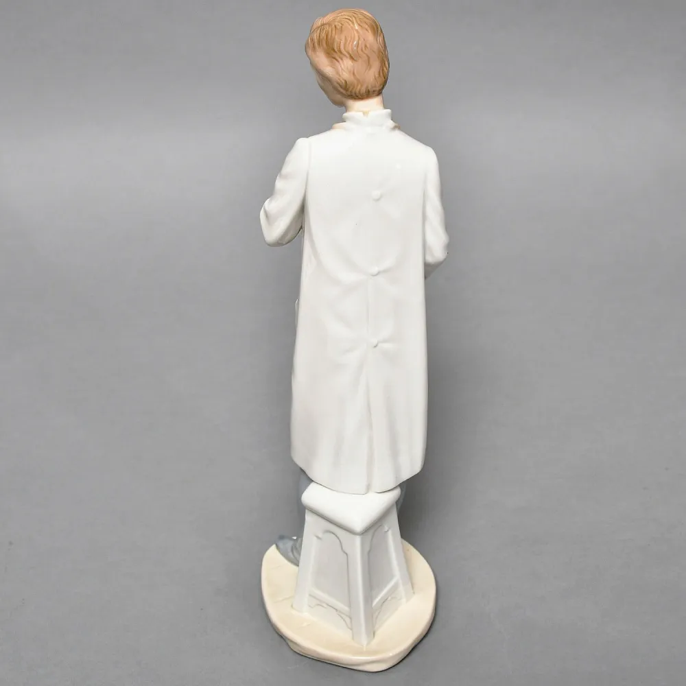 Коллекционная Фарфоровая статуэтка «Доктор. Мужчина Врач», NAO by Lladro Испания. 