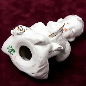 Статуэтка - Фарфоровая Статуэтка «Мальчик с Сандалией» СССР, Песочное -1960 год.