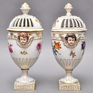Парные Фарфоровые Вазоны - Вазы с крышками «ПУТТИ», SP Dresden / Potschappel Германия.