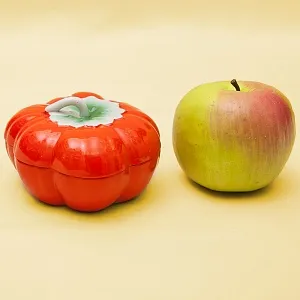 Шкатулка - Бонбоньерка «Сеньор Помидор» Фарфор - ДФЗ Вербилки - СССР - 1961 год.