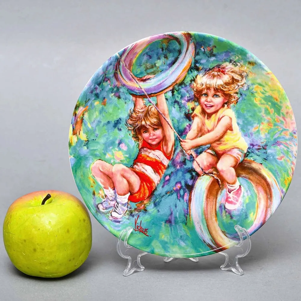 Коллекционная Фарфоровая тарелка «Детство. Мальчики на качелях», Wedgwood Англия - 1985 год. 