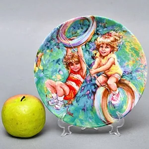 Коллекционная Фарфоровая тарелка «Детство. Мальчики на качелях», Wedgwood Англия - 1985 год. 