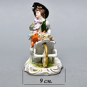 Коллекционная Фарфоровая статуэтка «Маленький Цветочник» Scheibe-Alsbach Германия.