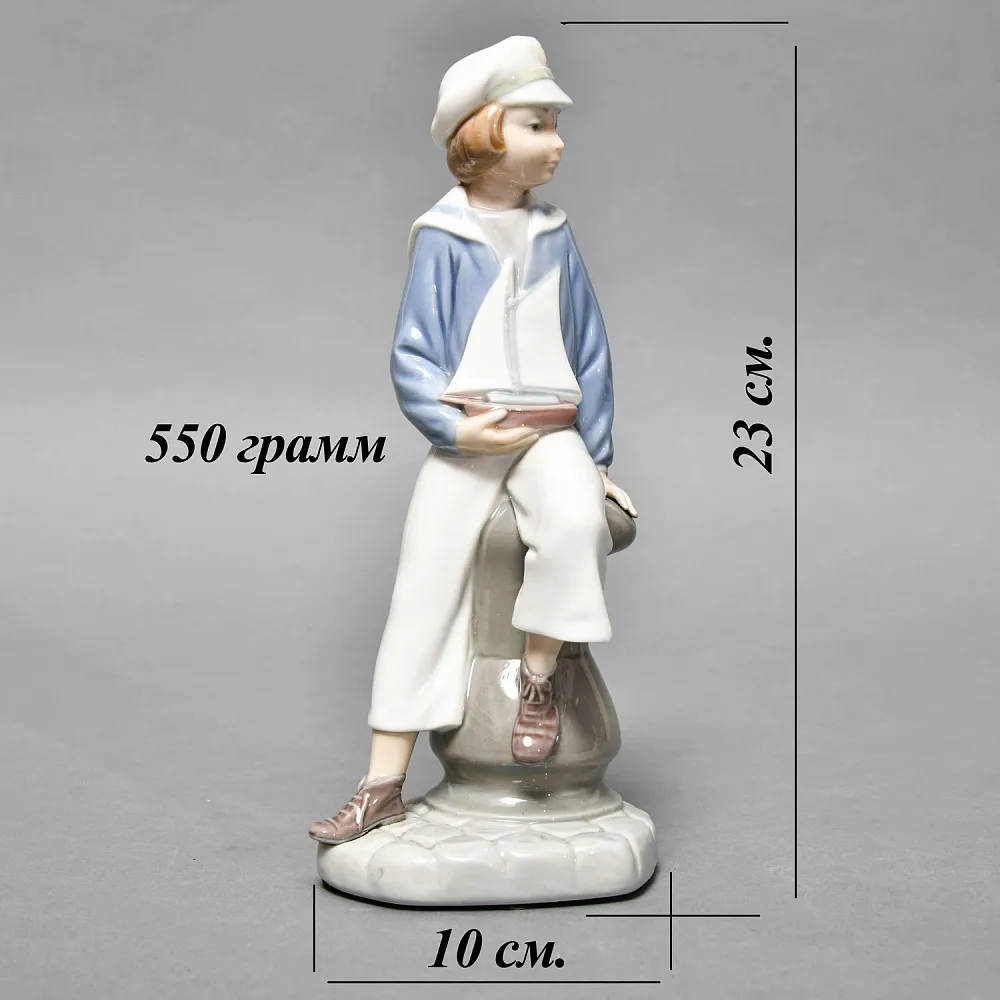Коллекционная Фарфоровая статуэтка «Мальчик c корабликом», Lladro Испания, вторая половина ХХ века.