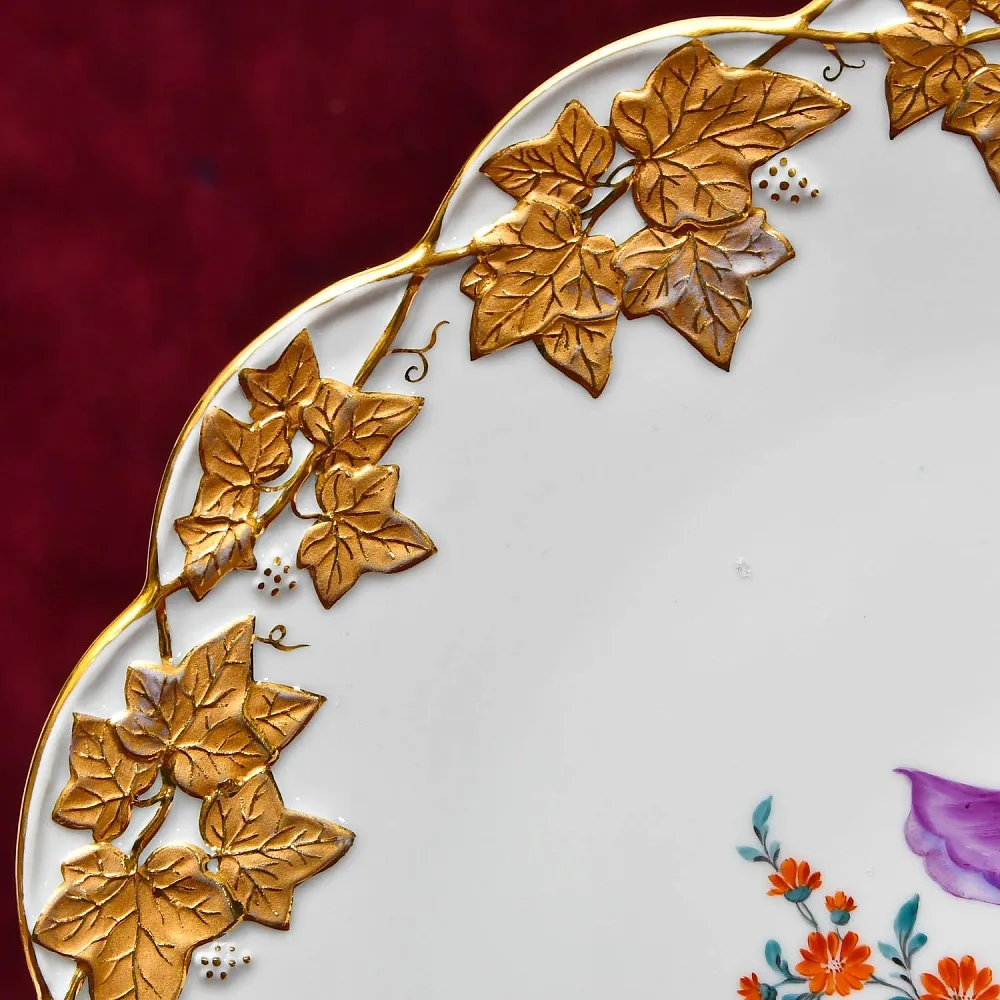 Антикварное Блюдо - Тарелка «ИРИС и ВИНОГРАДНЫЕ ЛИСТЬЯ», Фарфор MEISSEN Германия.