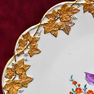Антикварное Блюдо - Тарелка «ИРИС и ВИНОГРАДНЫЕ ЛИСТЬЯ», Фарфор MEISSEN Германия.