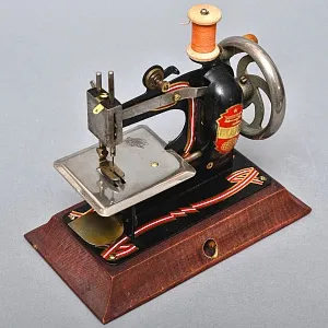 Старинная Миниатюрная Швейная Машинка «DIANA», Schürhoff & Co, Gevelsberg Германия 30 гг.
