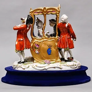 Антикварная Фарфоровая статуэтка «Дама в золотом портшезе», Carl Thieme Германия, 1864 - 1888 годы. 