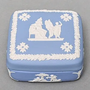 Шкатулка - Бонбоньерка «Музы и поклонники», фарфор ВЕДЖВУД / WEDGWOOD, Англия, вторая половина ХХ века.