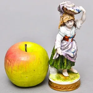 Коллекционная Фарфоровая Статуэтка «Девочка - Торговка рыбой», VOLKSTEDT Германия -50 гг.