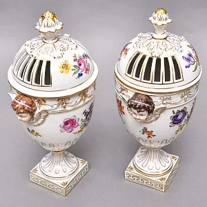 Парные Фарфоровые Вазоны - Вазы с крышками «ПУТТИ», SP Dresden / Potschappel Германия.