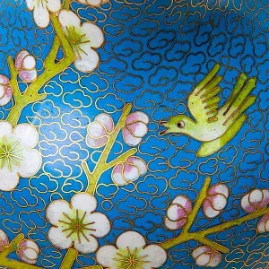 Шикарная Ваза «Сакура в цвету» в технике « Клуазоне» Китай 50 -е годы ХХ века.