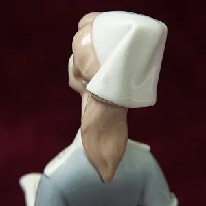 Фарфоровая статуэтка «Молодая Медсестра» из серии «Медицина» Lladro, Daisa, Испания - Н-36 см.