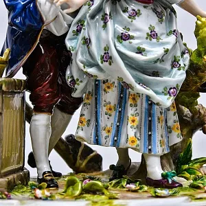 Антикварная Фарфоровая статуэтка «Влюбленная пара. Прятки у колодца», VOLKSTEDTER Германия.