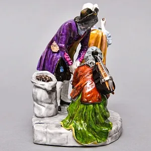 Коллекционная Фарфоровая статуэтка «Жареные каштаны», VOLKSTEDT Германия, середина ХХ века. 