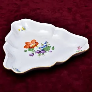 Сервировочная Тарелка - Блюдо треугольной формы «BLUMEN», Фарфор MEISSEN Германия - 1982 год.