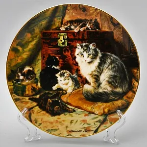Коллекционная Фарфоровая тарелка «Кошка и котята - Игра в гостиной», W.J.GEORGE США - 1991 год.