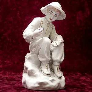 Большая Фарфоровая статуэтка «Юный геолог», СССР Полонне ЗХК, середина ХХ века. 