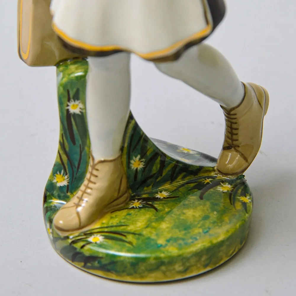 Авторская Коллекционная Фарфоровая Статуэтка «Школьница - Пионерка с букетом тюльпанов», Россия.