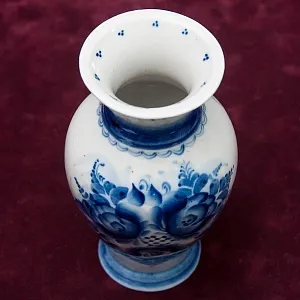 Авторская Коллекционная Фарфоровая Ваза «Розы» СССР ГЖЕЛЬ - 1980 год.