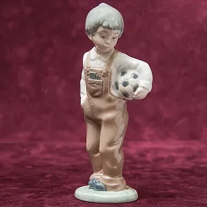 Коллекционная Фарфоровая статуэтка «Маленький футболист» NAO by Lladro, Daisa, Испания -1988 год.