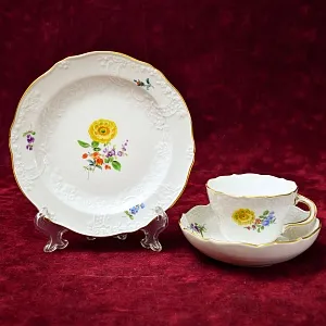 Коллекционная Фарфоровая Чайная пара + Тарелка (Тройка) из серии BLUME, MEISSEN Германия.