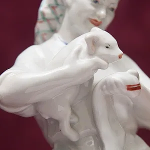 Редкость! Авторская Фарфоровая статуэтка «Свинарка с поросенком», СССР ЛФЗ - 1953 год.