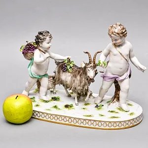 Антикварная статуэтка «Путти с козлом и виноградом», Фарфор Karl Thime Dresden, Германия.