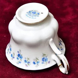 Коллекционная Фарфоровая Чайная пара «Воспоминания», ROYAL ALBERT Англия, вторая половина ХХ века.