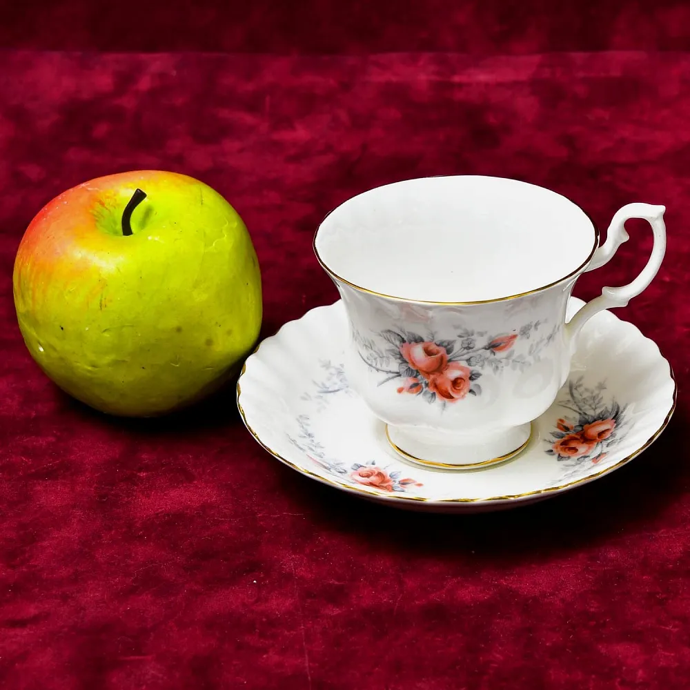 Коллекционная Фарфоровая Чайная пара «Чайная Роза», ROYAL ALBERT Англия, вторая половина ХХ века.